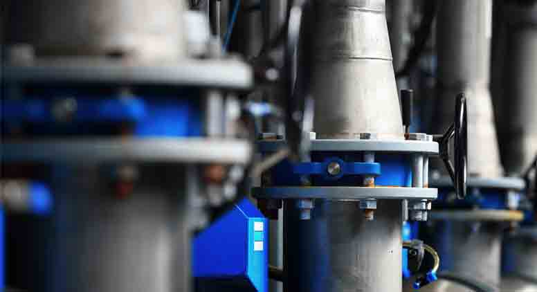 persona trabajando por medio de una asesoría fiscal para lograr ahorro